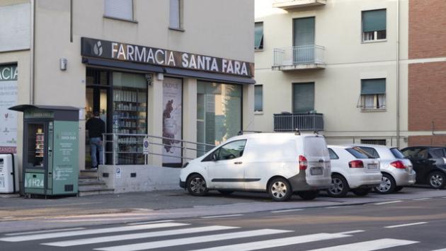 Il rapinatore con la pistola dopo il colpo chiede scusa