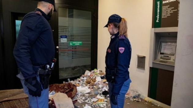 Filiale di banca occupata e trasformata in dormitorio