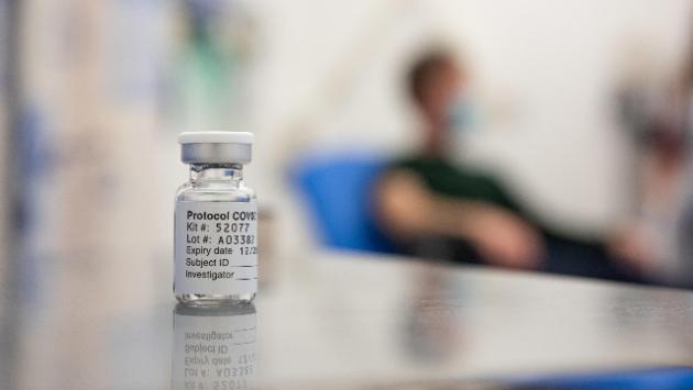 Palù (Aifa): "Il vaccino Astrazeneca sia usato in modo preferenziale nei più giovani. Ma anche negli over 55 evita i danni della malattia"