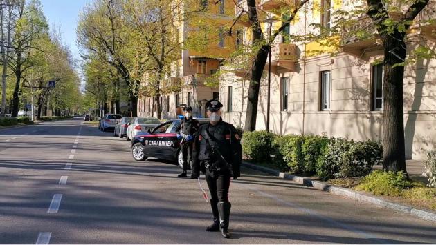 Uno aggredisce i controllori sul bus e l'altro i carabinieri: denunciati