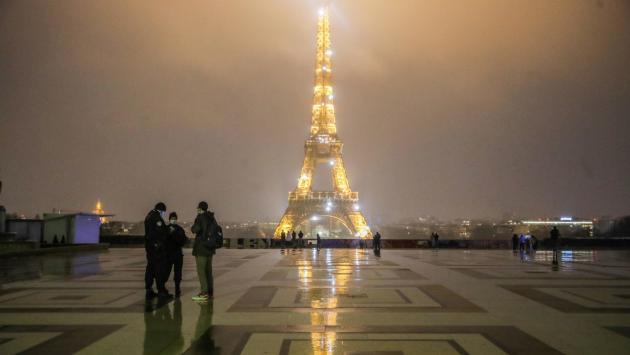 La Tour Eiffel si rifà il trucco, torna il "giallo bruno"