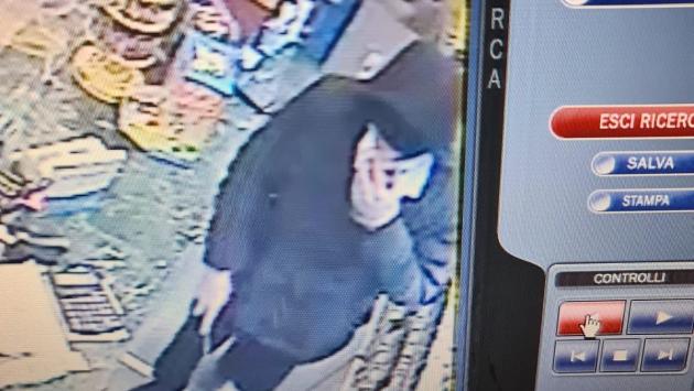 Rapina la tabaccheria e scappa: catturato sui binari dalla polizia