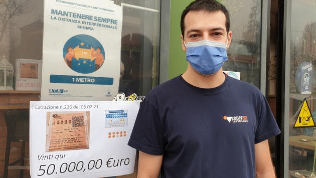 Gioca due euro e ne vince 50mila: «Cambierò l'auto»