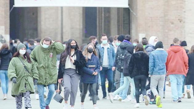 La piazza invasa da gruppi di ragazzi. E verso sera scoppia anche una rissa