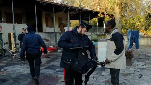 Blitz nell'ex ristorante: bivacco di trenta «fantasmi»