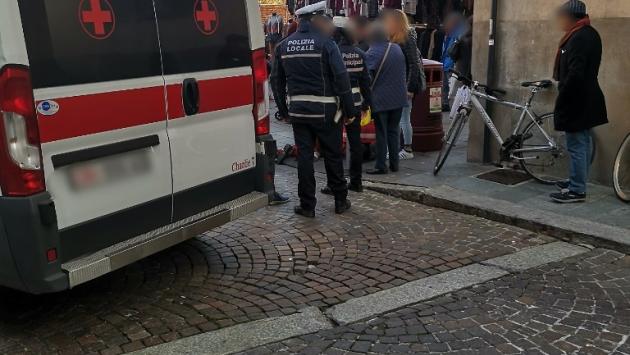 Donna cade al mercato: ambulanza in centro