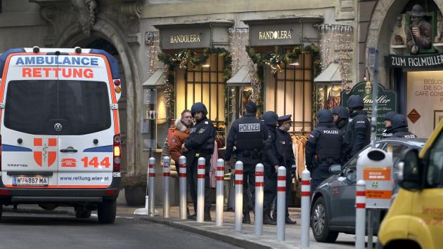 Minaccia agenti con ascia davanti stadio Amburgo, ferito