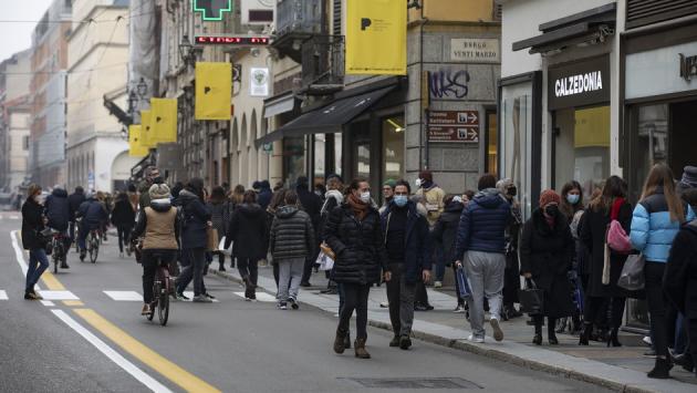 Folla in centro L'appello del prefetto e del sindaco: «Serve prudenza»