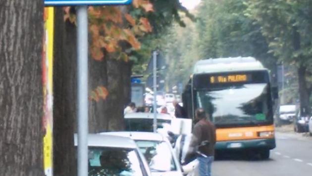 Via Torelli: esce vapore dal motore, paura su un bus. I passeggeri scendono precipitosamente
