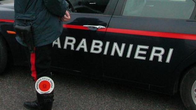 Si presentano come carabinieri, e poi gli rubano in casa