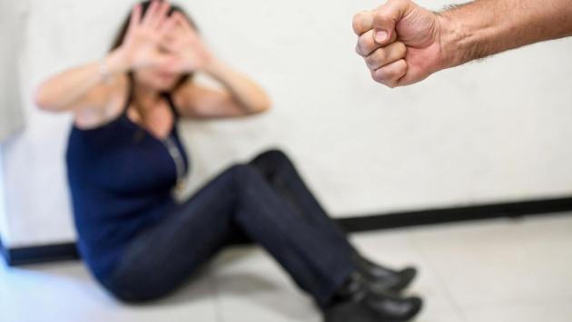 Dopo le ennesime botte, si chiude in camera con la figlia e chiede aiuto: arrestato marito violento