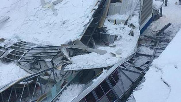 Il palaghiaccio di Vipiteno crolla sotto la neve