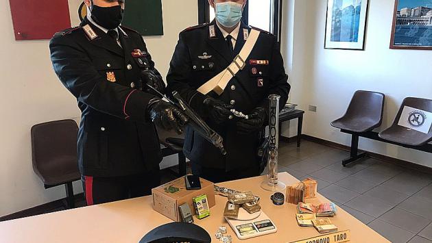 In casa tre etti di hashish, i "ferri del mestiere", armi e 14mila euro: arrestato 27enne di Fornovo