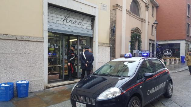 Via Farini, colpo grosso alla cartoleria Maioli: bottino da 20mila euro