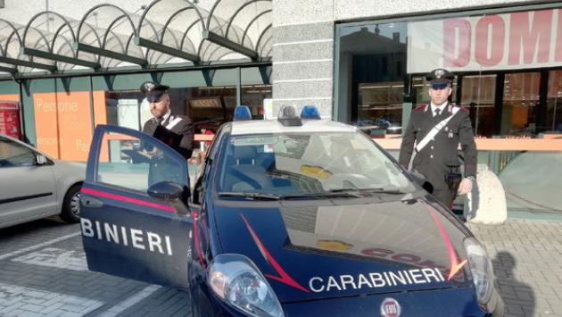 Volevano mangiare il Parmigiano senza pagare: due denunciati