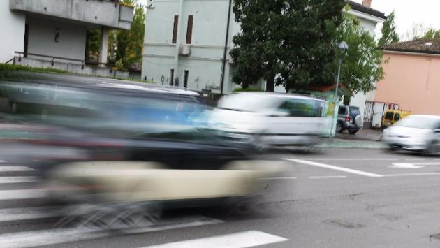 Via Emilia Ovest, pedone investito da un'auto mentre attraversa sulle strisce