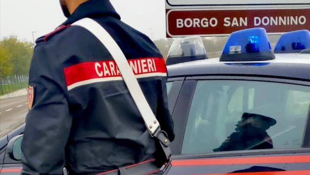 Minorenne aggredito e rapinato in pieno centro da due ragazzi: si rifugia in un bar
