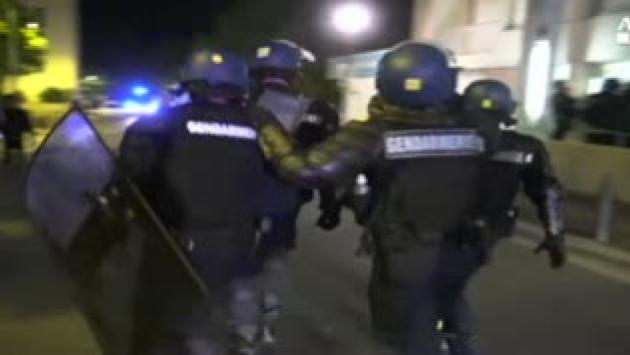 Altra notte di guerriglia a Nantes, 11 fermi Video