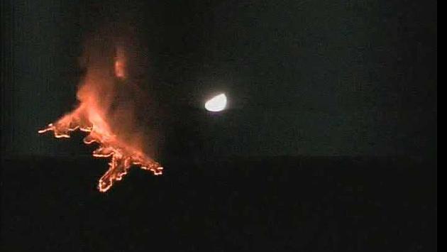 L'Etna dà spettacolo di notte: fontane di lava e colata - Video