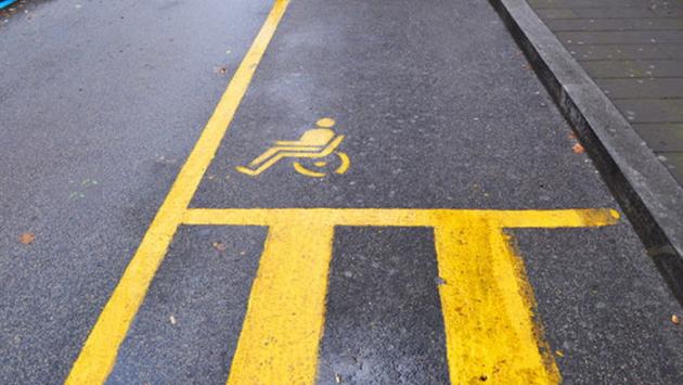 Fa multare l'auto in un posto riservato ai disabili, "punita"