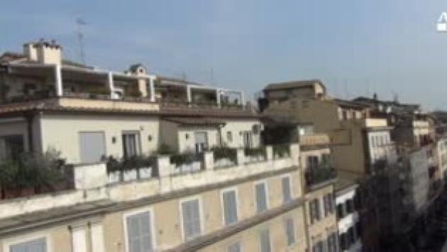 Soldi e auto per ottenere case popolari. Ai domiciliari dipendenti di Comune e Ater