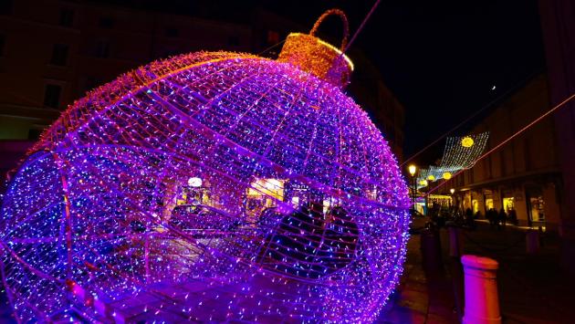 Nuova installazione luminosa in borgo del Parmigianino