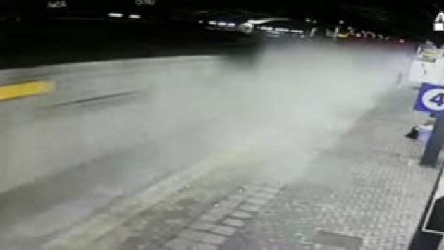 Treno deragliato, in un video attraversa la stazione tra fumo e scintille