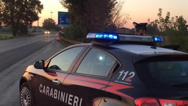 Dopo una lite, insegue in auto la moglie che sta andando dai carabinieri poi le spara in strada