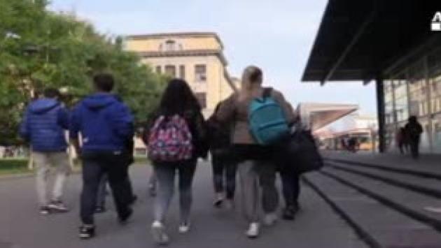 La prima volta a 16 anni, ma di sesso non si parla