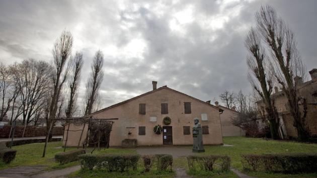 Davanti alla casa di Verdi due giovani se le danno di santa ragione