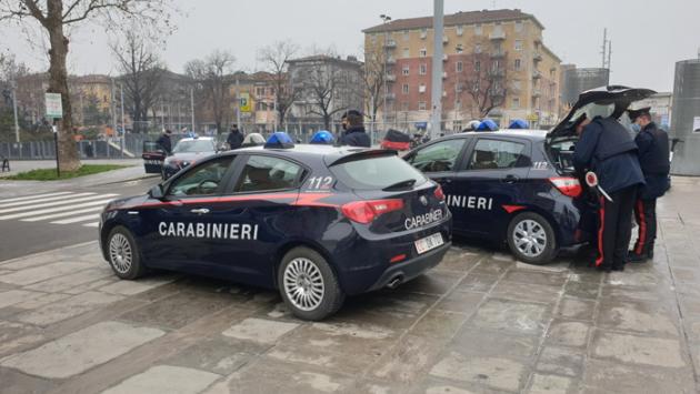 Senegalese si strappa il braccialetto elettronico ed evade dai domiciliari: preso e portato in carcere
