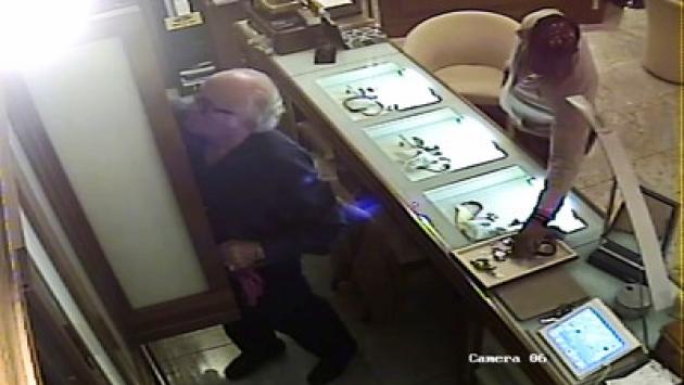 Evade dai domiciliari: arrestato, torna... ai domiciliari