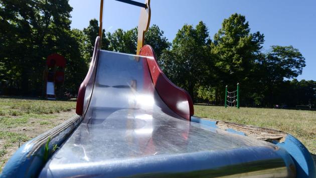 Nuovi giochi per i bimbi: sostituiranno quelli obsoleti in varie aree verdi della città 