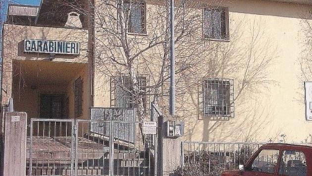 In piazza a Traversetolo aggredisce un connazionalea colpi di forbici ferendolo: denunciato
