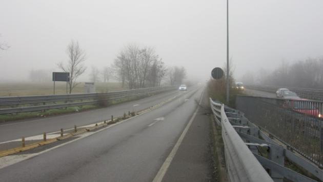 Camioncino contromano: frontale sfiorato