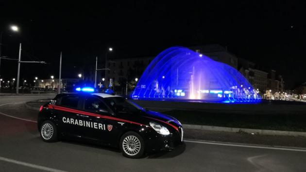 Inseguimento a folle velocità per le vie del centro, fermato aggredisce i militari: arrestato