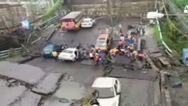 Crolla ponte a Calcutta, feriti intrappolati nelle auto