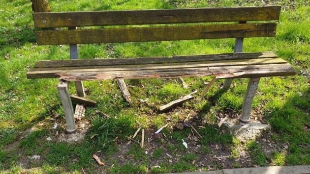 Vandali al parco. E il sindaco si arrabbia: «Scopriamo chi è stato»