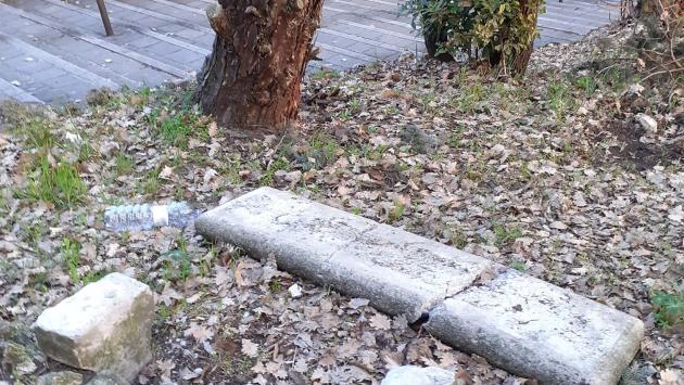 Vandali all'opera: distrutte due panchine a Tabiano Castello e in zona cimitero