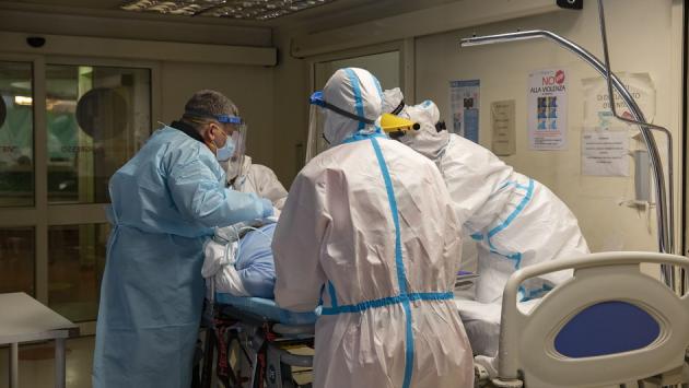 «Febbre, difficoltà respiratorie o dolori. Ai primi sintomi sospetti chiamare il medico»