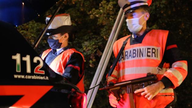 Sedici  ventenni parmigiani organizzano una festa in un B&B sull'argine dell'Enza con  musica, alcol e senza mascherine: tutti multati