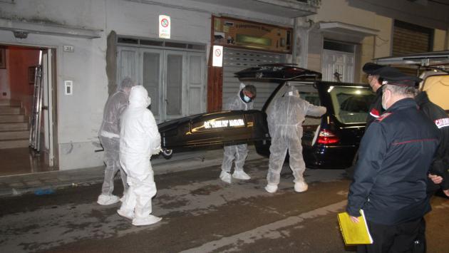 Ieri ha ucciso moglie e suocera, ricercato, si ucciso impiccandosi