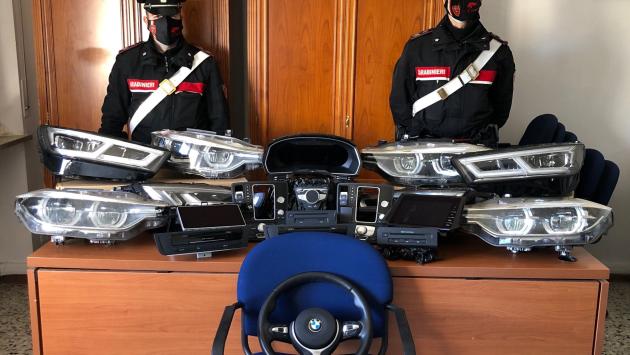Fermato un autobus in partenza per la Moldavia pieno di ricambi di auto di lusso: denunciati in due per ricettazione
