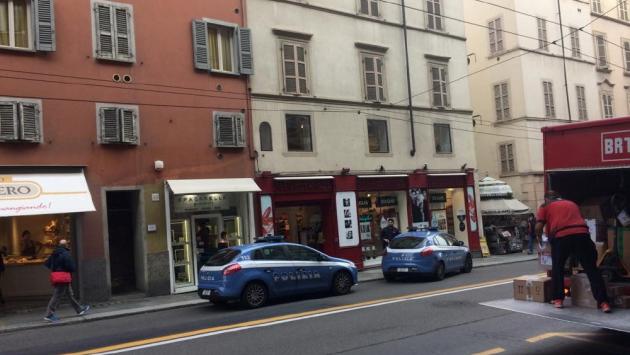 Tenta rapina in una gioielleria: la commessa lo chiude dentro