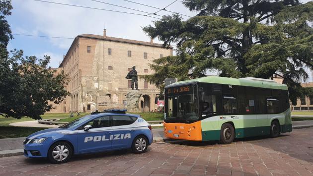 Due stranieri in escandescenza sugli autobus di linea. Bloccati e denunciati dalla polizia
