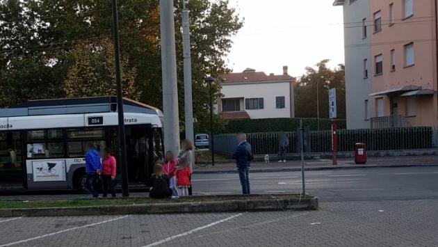 Raid al peperoncino sul bus: una donna incinta e due bambini all'ospedale