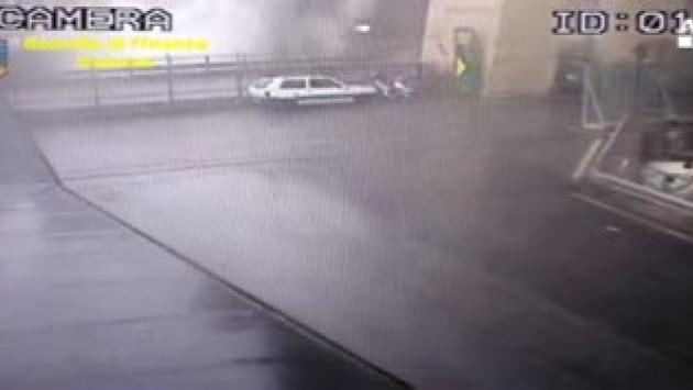 Il momento in cui il pilone del ponte Morandi si sbriciola