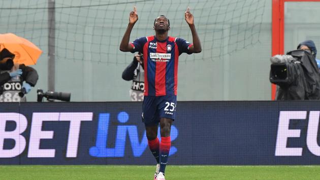 Segna un gol: insulti choc contro Simy,  attaccante del Crotone