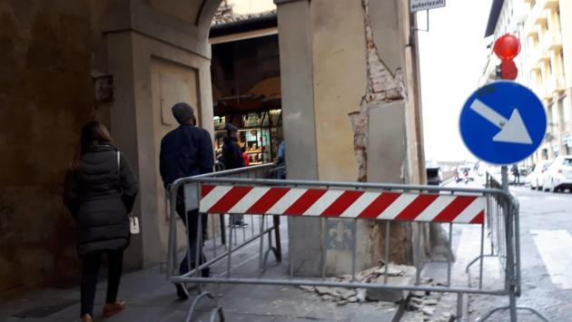 Uffizi, auto danneggia la colonna del Corridoio Vasariano e fugge