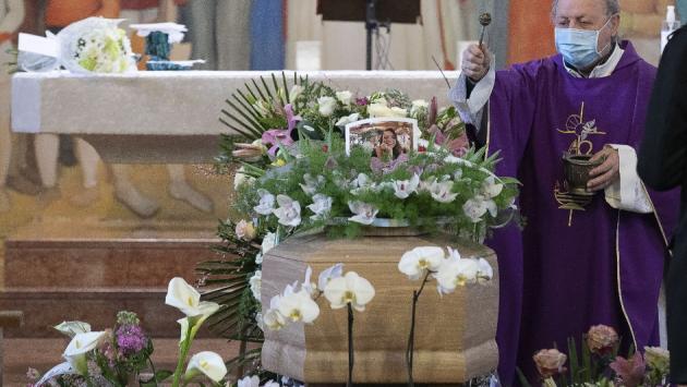 Alice Viola canta tra le lacrime al funerale della sorellina Sophia